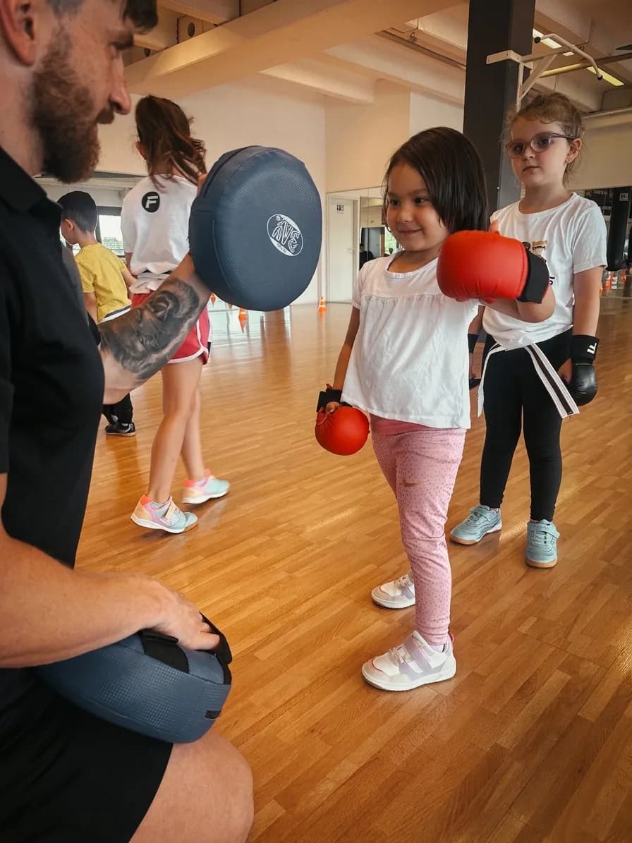 Junges Kind beim Minis-Training bei HAUZEL fightheroes