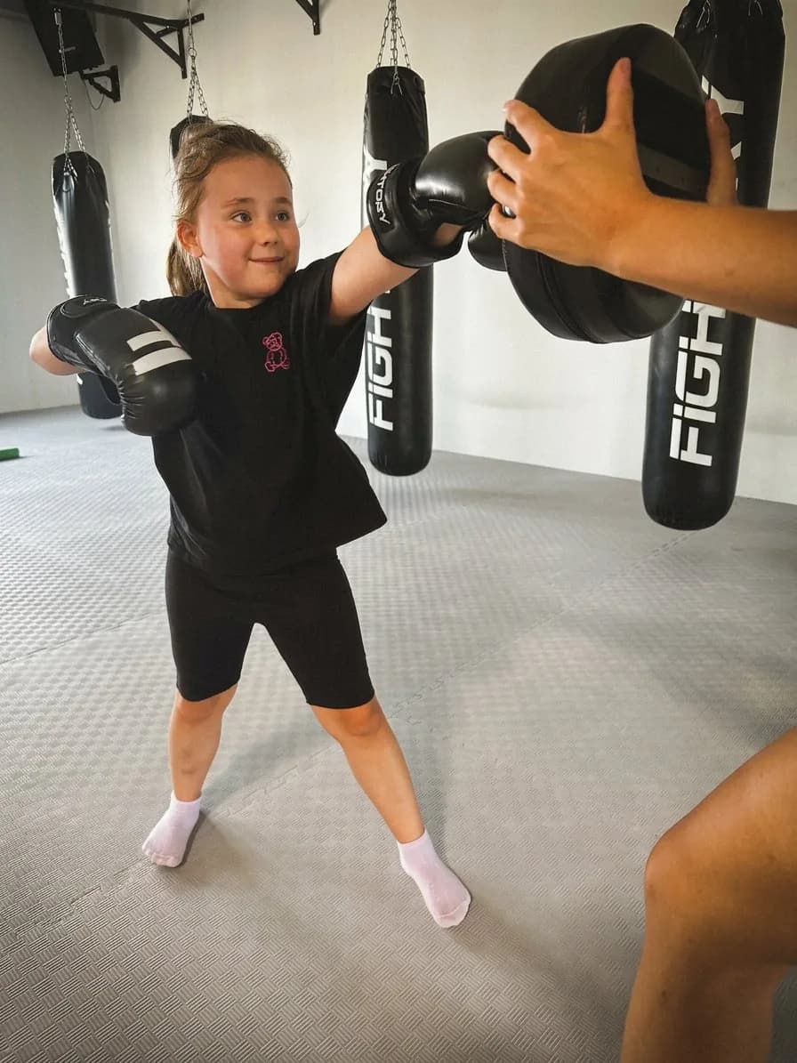 Mädchen beim Pratzentraining mit Boxhandschuhen bei HAUZEL KAMPFSPORT
