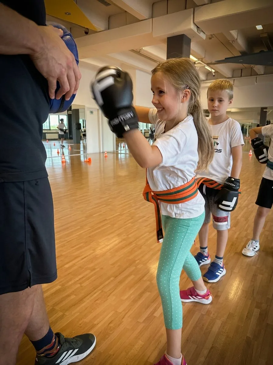 Kinder trainieren gemeinsam in Uniform bei HAUZEL KAMPFSPORT