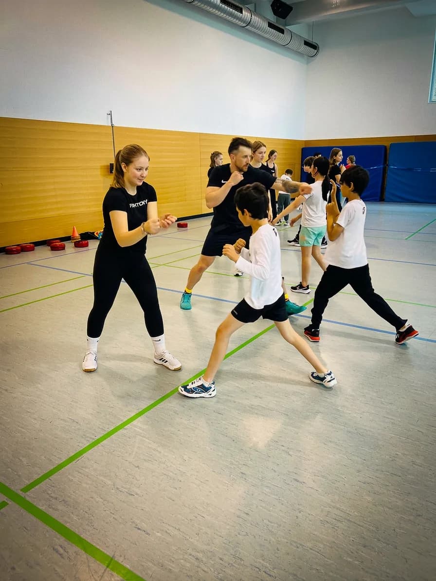 Pre-Teens beim Footwork-Training in der Gruppe