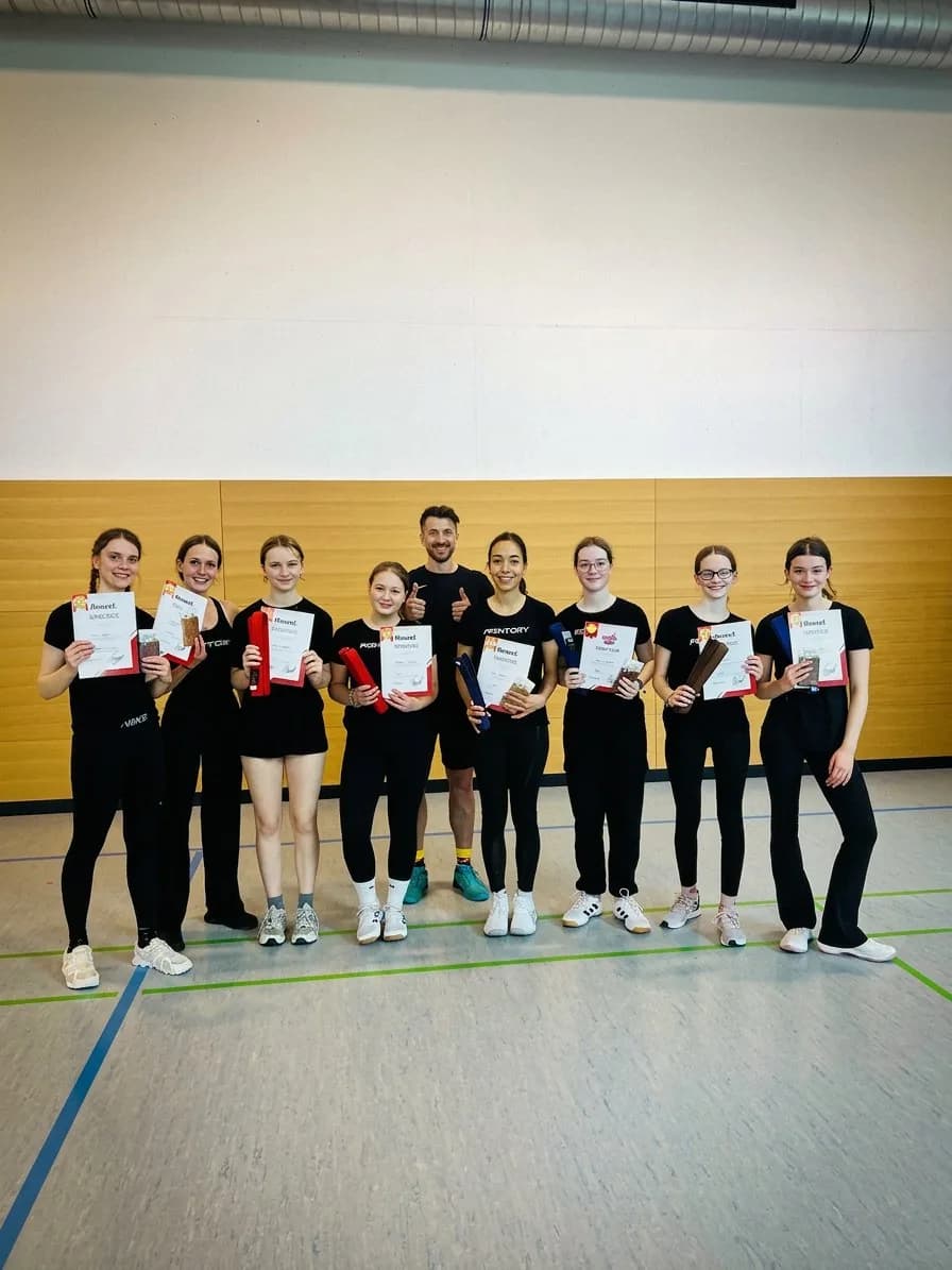 Teens mit ihren Urkunden beim HAUZEL KAMPFSPORT Training