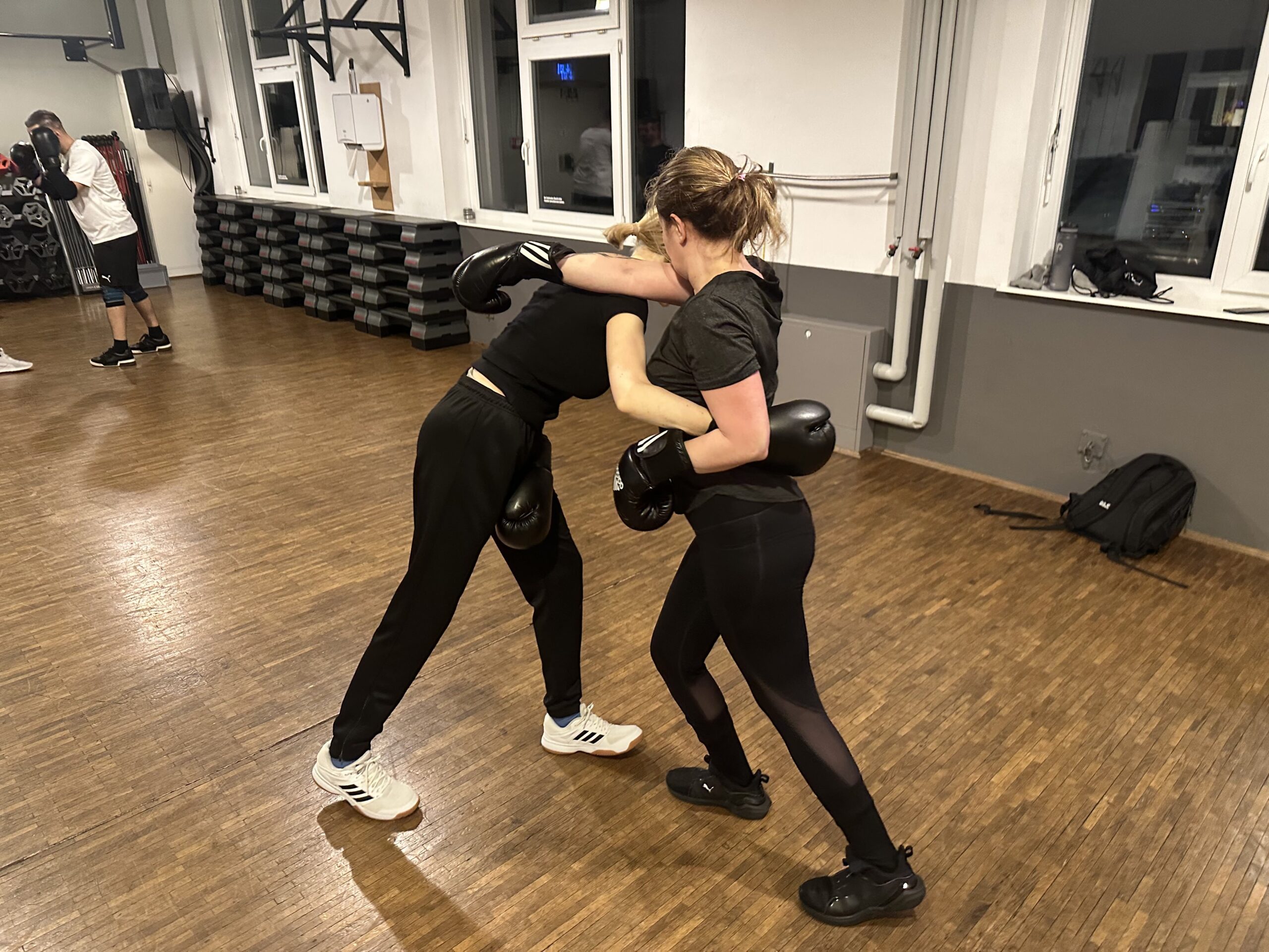 Krav Maga Ludwigsburg Hauzel Kampfsportshule Training für Frauen Selbstverteidigung